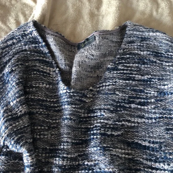 K LD Signature Ladies top pretty woven colors-blue, gray, white.Warm and comfy. - Picture 3 of 9